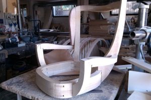 Un fusto grezzo in legno di faggio.