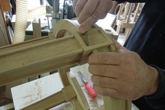 Realizzazione di intaglio per sgabello in rovere massello.