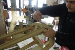 Lavoro di intaglio su cornice in rovere massello