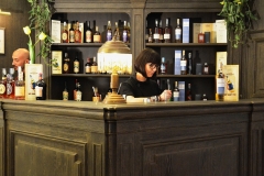banco bar in rovere con bugnature e stigliatura in massello
