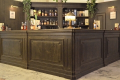 banco bar in rovere con bugnature e stigliatura in massello