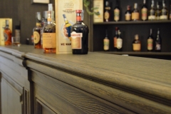 banco bar in rovere con bugnature e stigliatura in massello - dettaglio