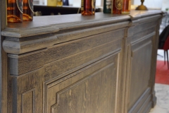 banco bar in rovere con bugnature e stigliatura in massello - dettaglio