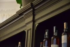 banco bar in rovere con bugnature e stigliatura in massello - dettaglio