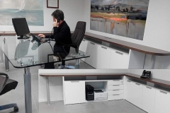 Ufficio direzionale laccato, contenitori cablati modulari - top in noce nazionale