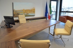 Studio direzionale in noce nazionale e laccato, formato da elementi modulari