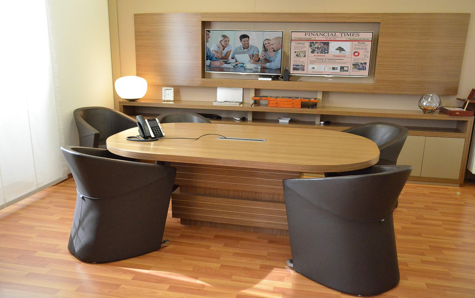 sala riunioni, tavolo cablato - dedicata alle video conferenze, con monitor 4k