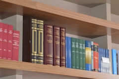 dettaglio della libreria - noce canaletto - tortora