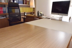 piano di lavoro con inserto in ecopelle