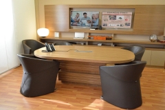 sala riunioni, tavolo cablato - dedicata alle video conferenze, con monitor 4k