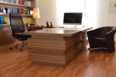 studio executive in noce canaletto e inserto in ecopelle, doppia cassettiera, cablato