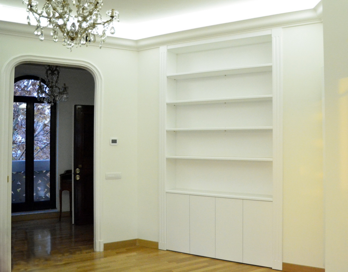 Libreria_con_motivo_neoclassico_porta_scorrevole_a_scomparsa_resize