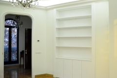 Libreria_con_motivo_neoclassico_porta_scorrevole_a_scomparsa_resize